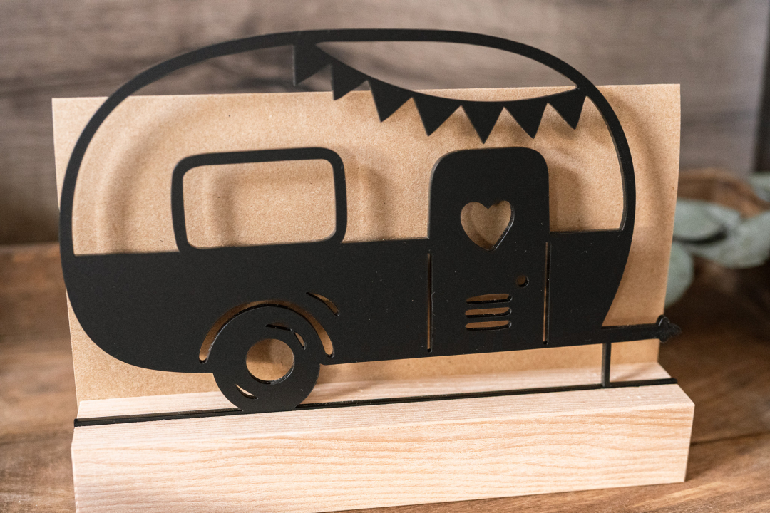 Geldgeschenk Wohnwagen mit Holzsockel & Gravur  –  personalisierbar