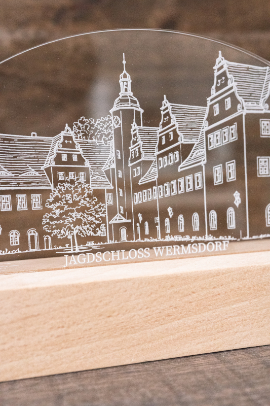 Warmweiß leuchtende LED Acrylglas-Lampe mit Gravur von Schloss Hubertusburg auf Holzsockel