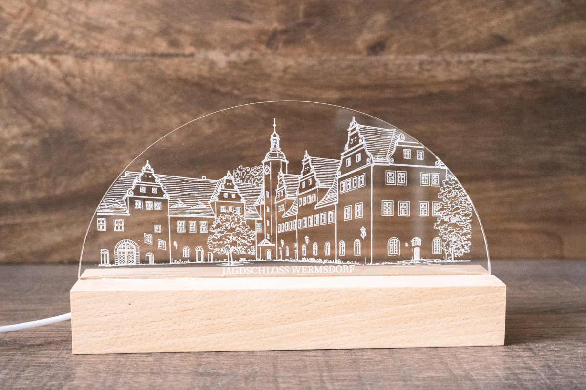 Warmweiß leuchtende LED Acrylglas-Lampe mit Gravur von Schloss Hubertusburg auf Holzsockel