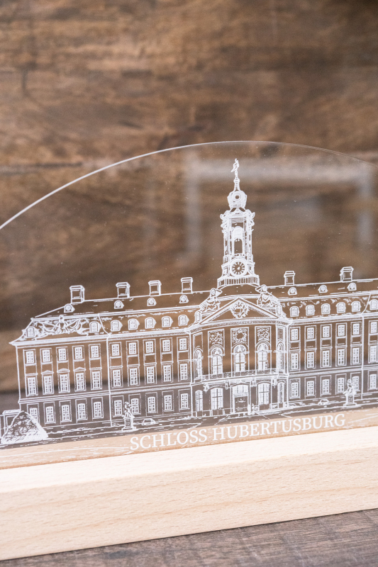 Warmweiß leuchtende LED Acrylglas-Lampe mit Gravur von Schloss Hubertusburg auf Holzsockel