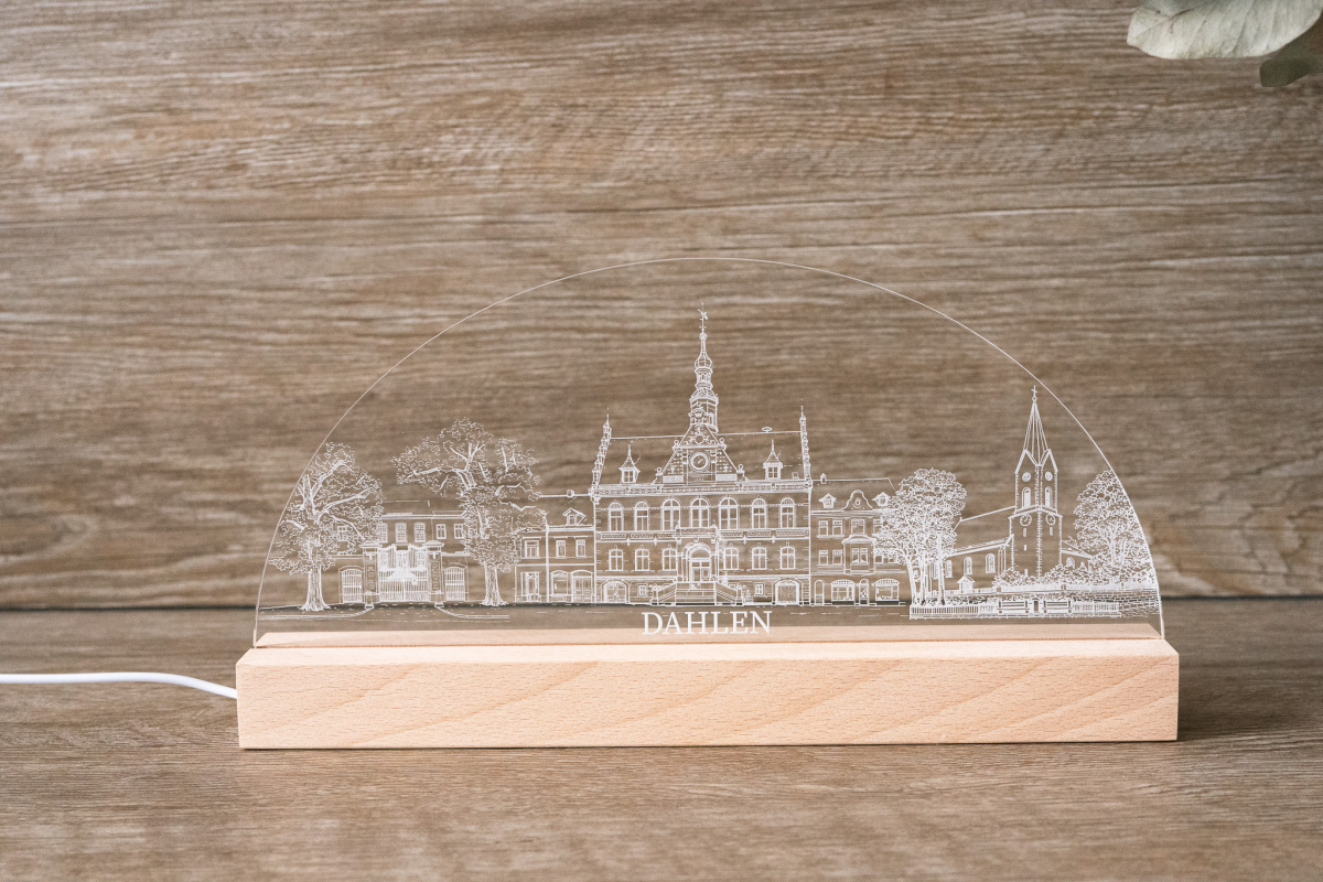LED-Lampe mit Acrylglasplatte: Skyline Dahlen mit Rathaus, Schloss und Kirche im Holzsockel, Schriftzug „DAHLEN“.