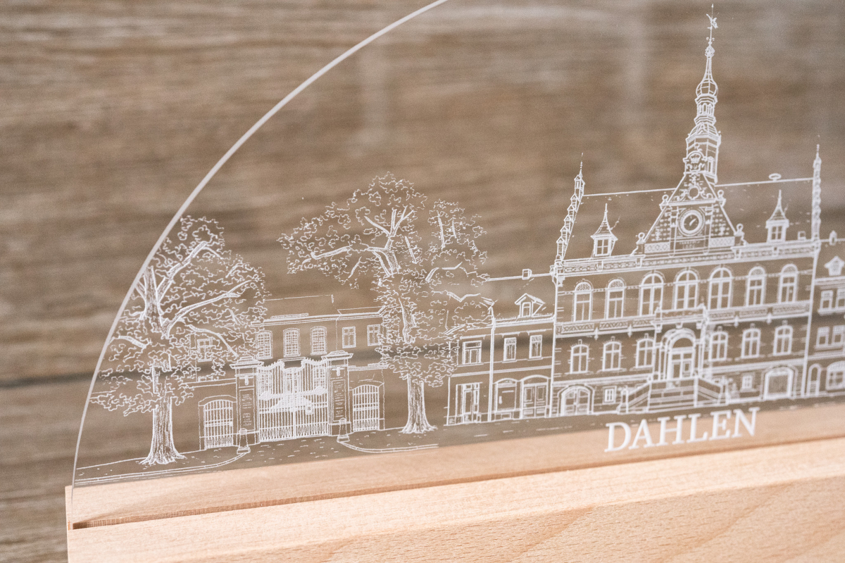 LED-Lampe mit Acrylglasplatte: Skyline Dahlen mit Rathaus, Schloss und Kirche im Holzsockel, Schriftzug „DAHLEN“.