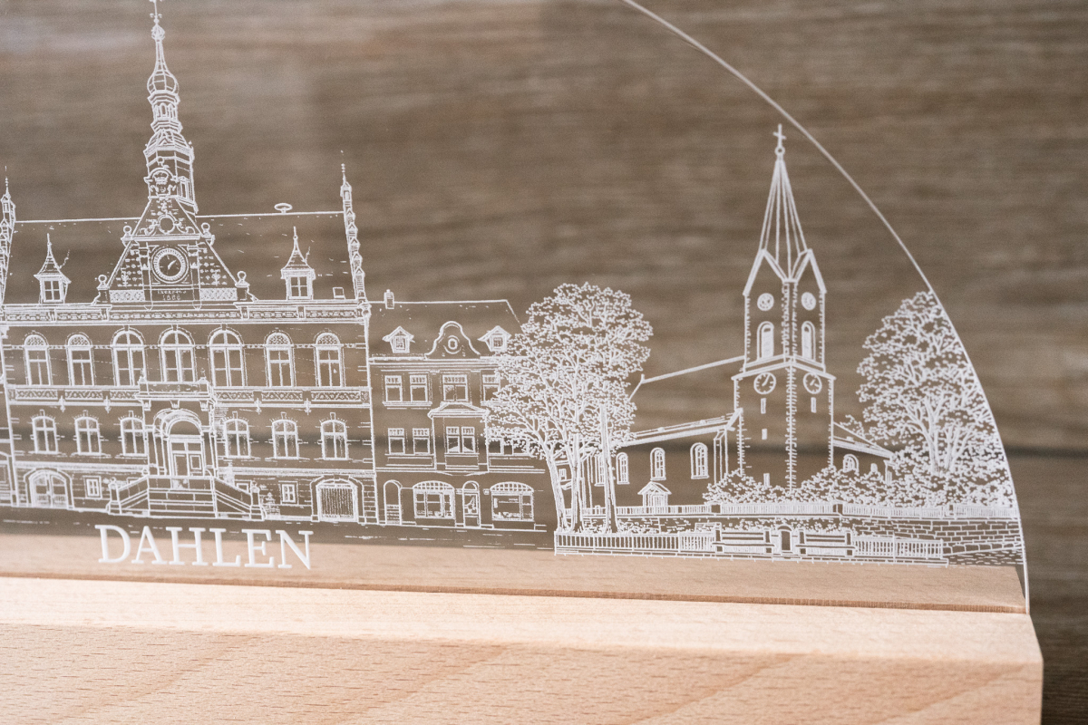 LED-Lampe mit Acrylglasplatte: Skyline Dahlen mit Rathaus, Schloss und Kirche im Holzsockel, Schriftzug „DAHLEN“.