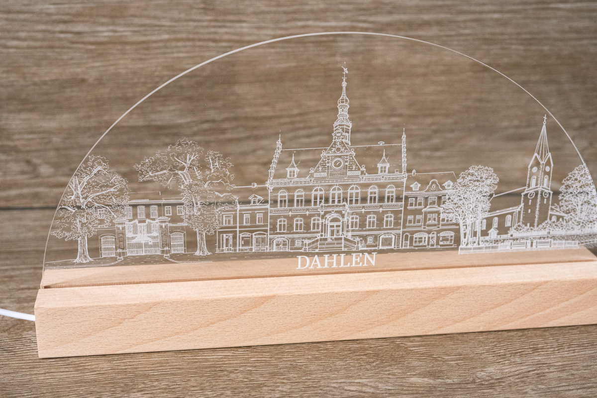 LED-Lampe mit Acrylglasplatte: Skyline Dahlen mit Rathaus, Schloss und Kirche im Holzsockel, Schriftzug „DAHLEN“.
