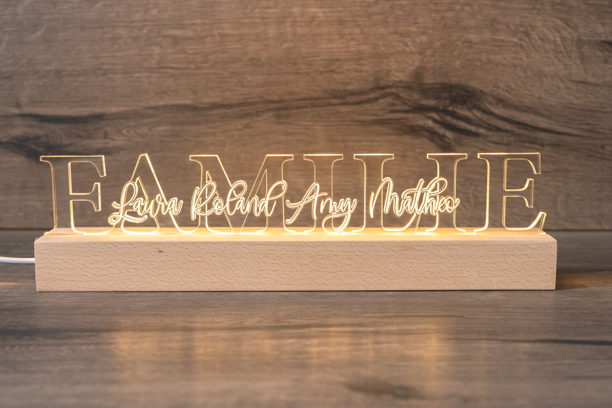 LED-Acrylglaslampe mit Holzsockel: Schriftzug „FAMILIE“ und personalisierte Namen als Gravur, warmweißes Licht (USB).