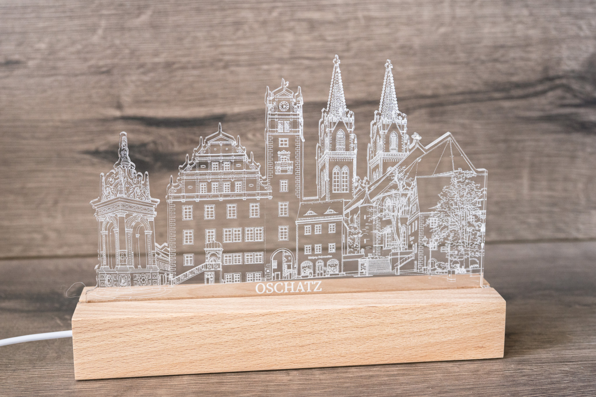 LED Acryl Lampe mit Oschatz Skyline auf Holzsockel, warmweißes Licht, USB-Stadtlampe als Deko und Heimatgeschenk