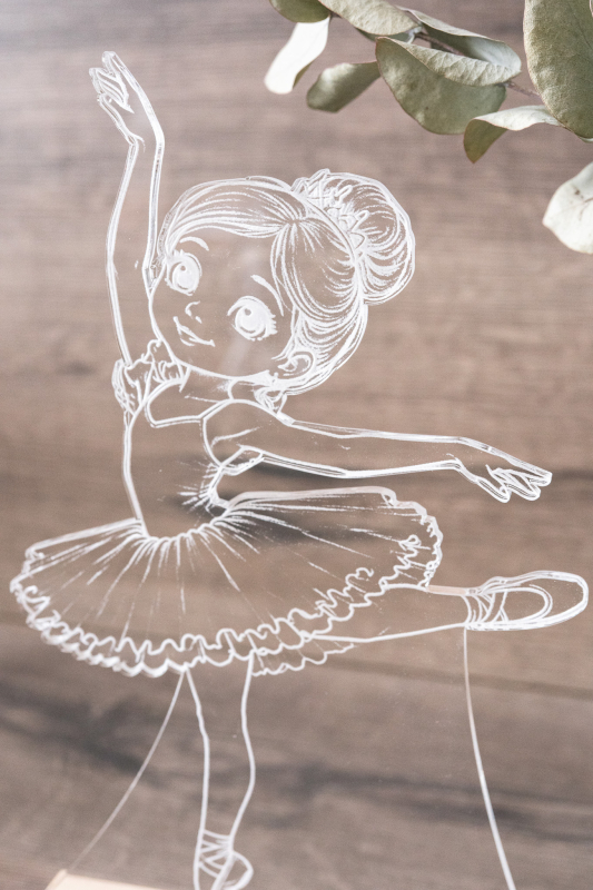 Personalisierte LED Acrylglas Lampe mit Ballerina Motiv, warmweiß leuchtend, auf Holzsockel mit Namensgravur