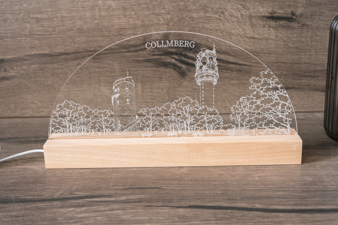 Warmweiß leuchtende Acrylglas-LED-Lampe mit Gravur „Collmberg“, Albertturm und altem Funkturm auf Holzsocke
