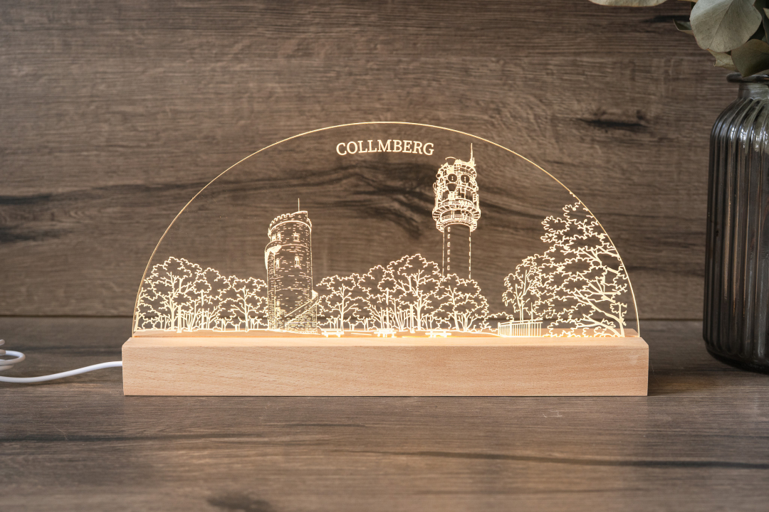 Warmweiß leuchtende Acrylglas-LED-Lampe mit Gravur „Collmberg“, Albertturm und altem Funkturm auf Holzsocke