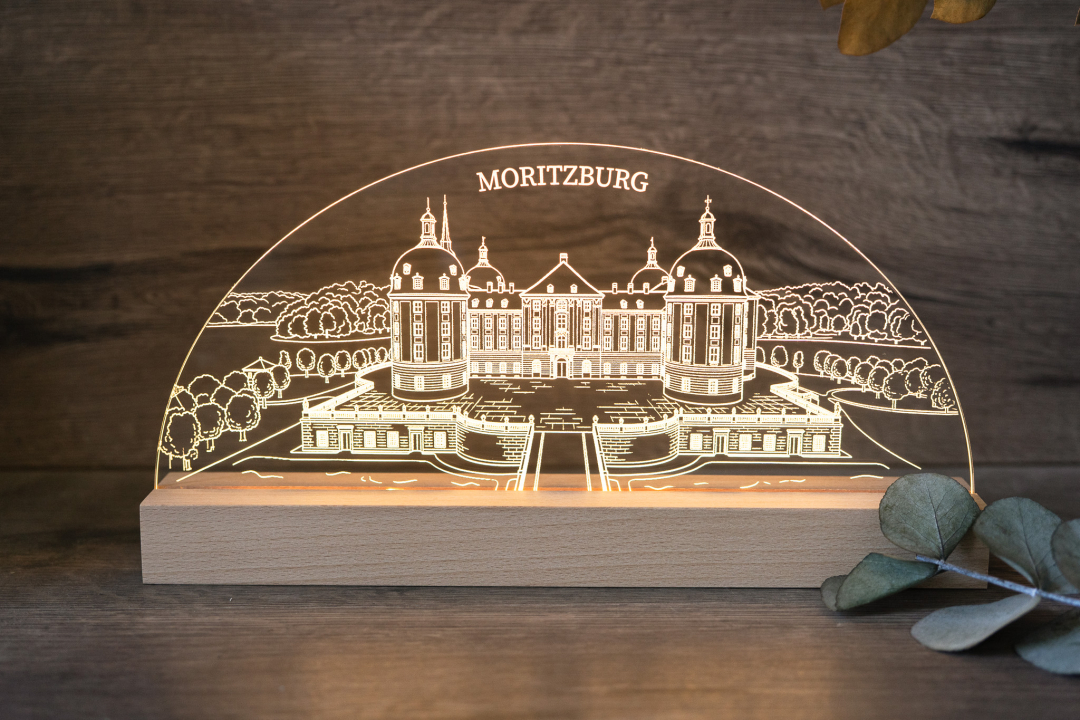 LED-Tischlampe mit graviertem Schloss-Moritzburg-Motiv auf Acrylglas und Holzsockel, warmweißes Licht