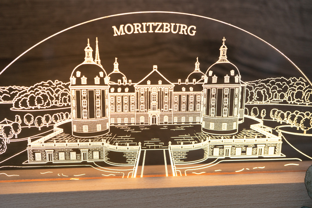 LED-Tischlampe mit graviertem Sankt-Peter-Ording-Motiv (Pfahlbau, Leuchtturm, Strandkörbe) auf Acrylglas und Holzsockel, warmweißes Licht