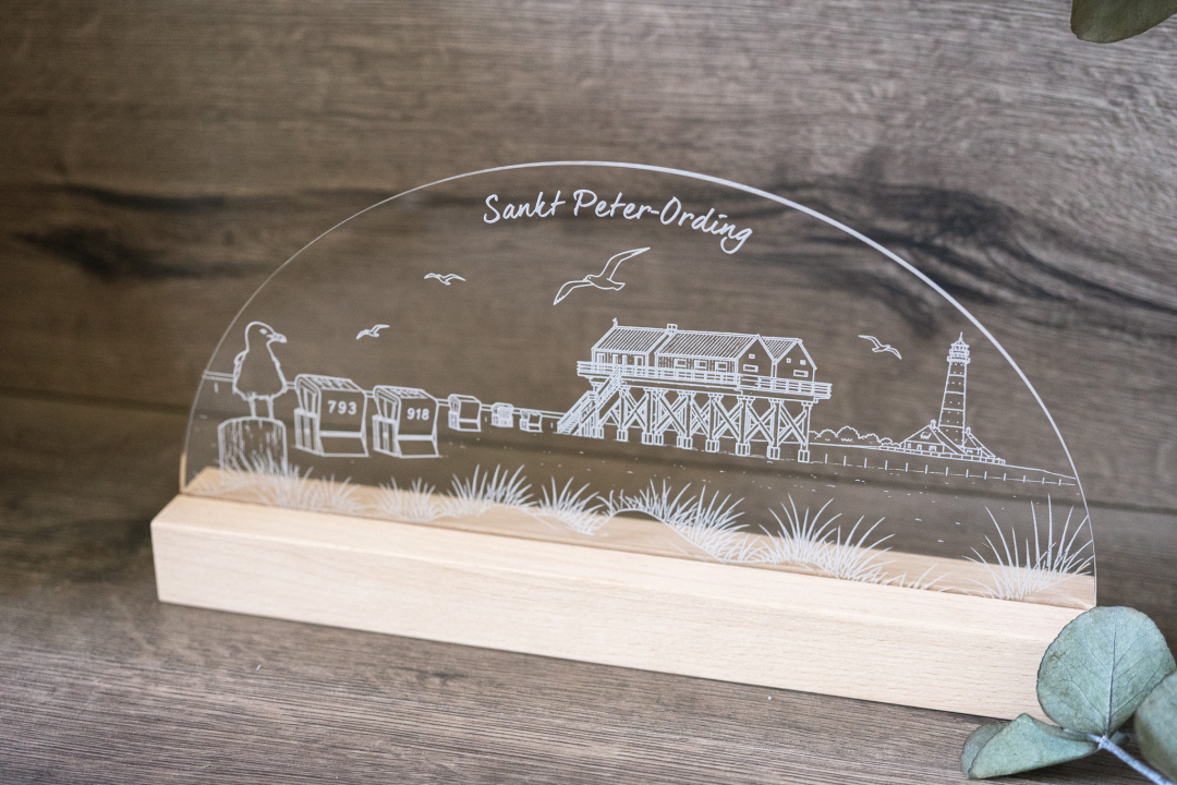 LED-Tischlampe mit graviertem Sankt-Peter-Ording-Motiv (Pfahlbau, Leuchtturm, Strandkörbe) auf Acrylglas und Holzsockel, warmweißes Licht