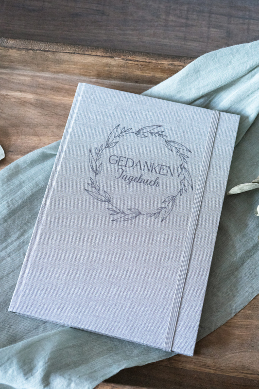 Graues Leinen-Notizbuch A5 mit floralem Kranz-Motiv, personalisierbarem Text „Gedanken Tagebuch“, Lesezeichen und Verschlussband