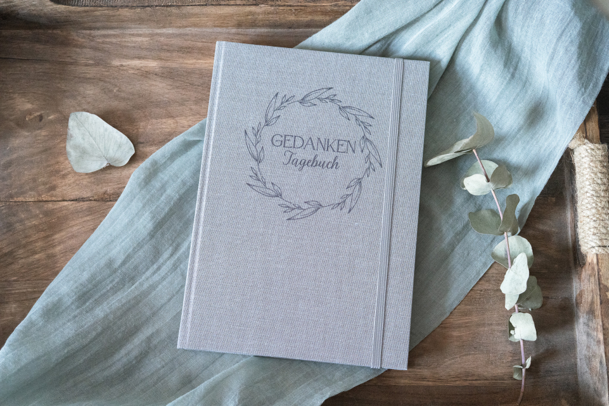 Graues Leinen-Notizbuch A5 mit floralem Kranz-Motiv, personalisierbarem Text „Gedanken Tagebuch“, Lesezeichen und Verschlussband