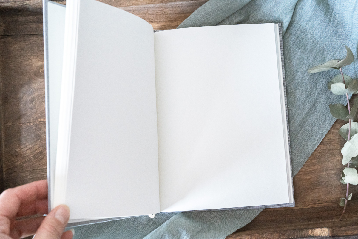 Graues Leinen-Notizbuch A5 mit floralem Kranz-Motiv, personalisierbarem Text „Gedanken Tagebuch“, Lesezeichen und Verschlussband