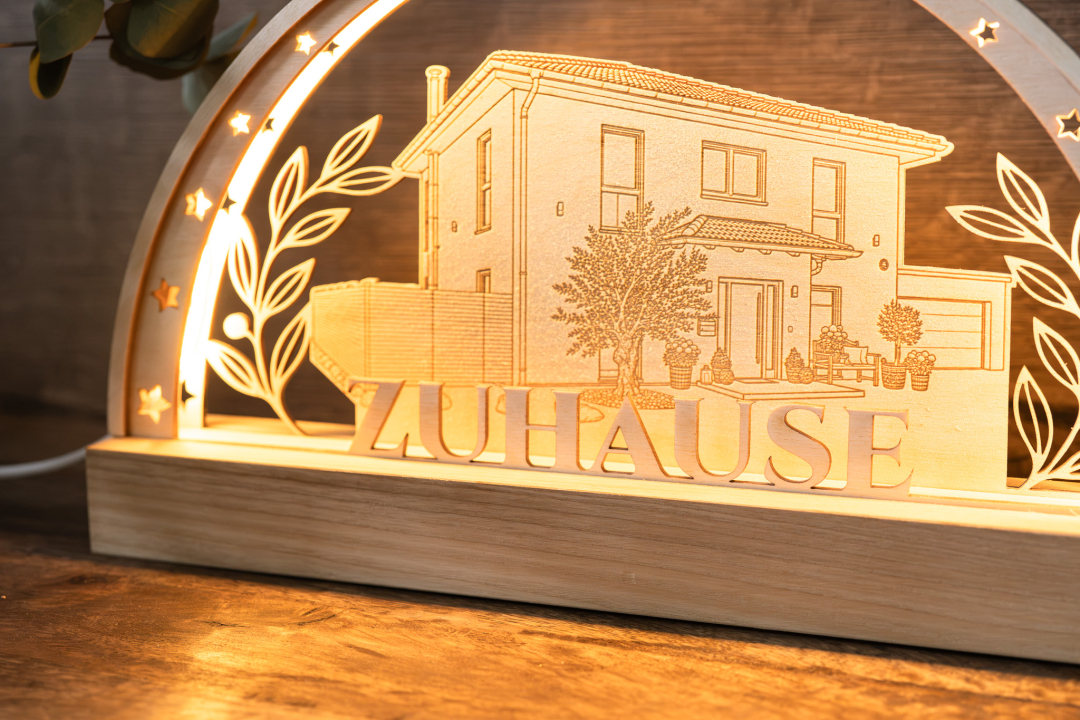 LED-Schwibbogen komplett aus Holz mit gravierter Ansicht von Schloss Hubertusburg und dem Schriftzug „Schloss Hubertusburg", umrahmt von Sternen, warmweißes Licht