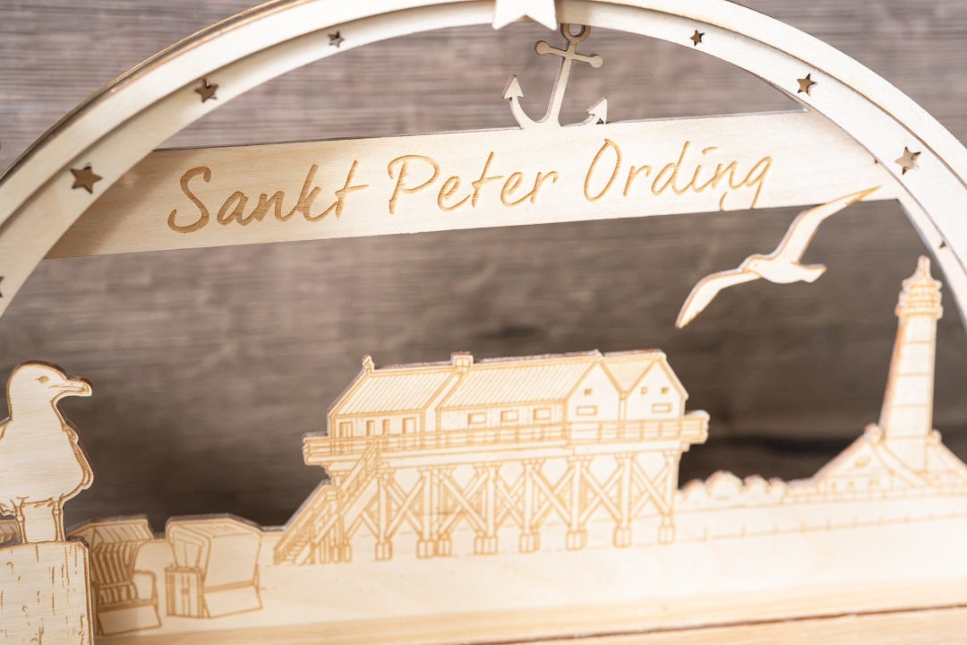 LED-Schwibbogen komplett aus Holz mit gravierter Ansicht von Schloss Hubertusburg und dem Schriftzug „Schloss Hubertusburg", umrahmt von Sternen, warmweißes Licht