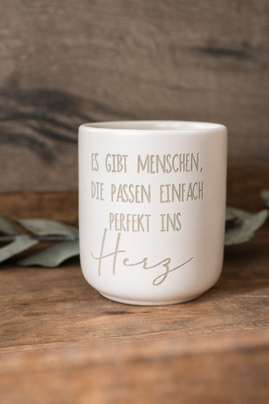 Keramikbecher „Es gibt Menschen die passen einfach ins Herz“