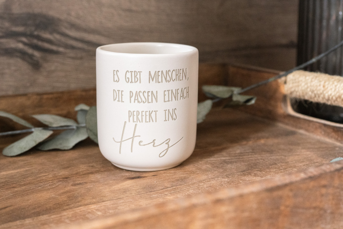 Keramikbecher „Es gibt Menschen die passen einfach ins Herz“