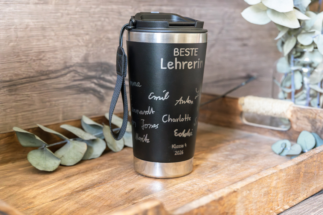 Thermobecher Lehrerin personalisiert – mit Kinderschrift
