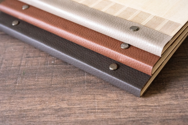 Zeugnismappe aus Holz personalisiert – Regenbogen