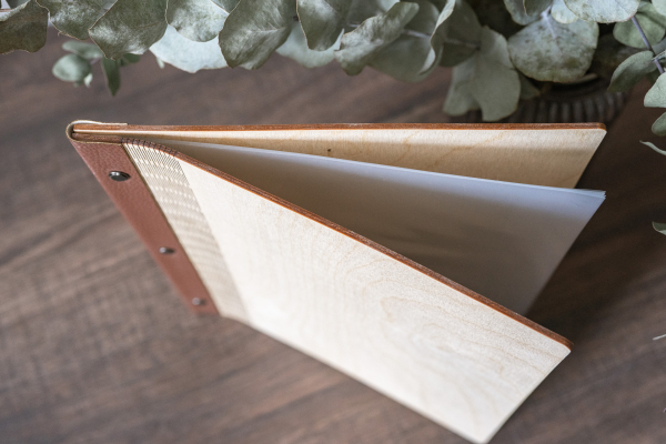 Zeugnismappe aus Holz personalisiert – Regenbogen