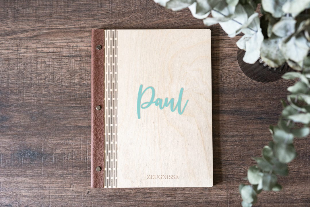 Personalisierte Zeugnismappe aus Birkensperrholz mit braunem Kunstleder-Rücken und 3D Name aus türkis Acryl auf der Vorderseite