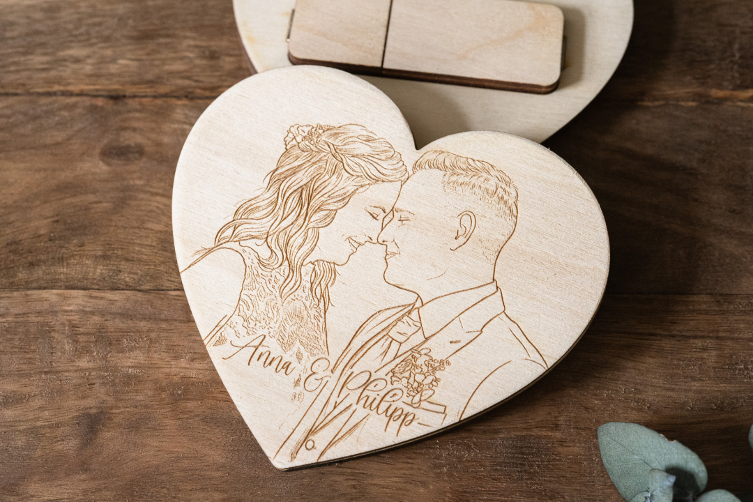 Set No.17 - USB-Stick mit Holzbox in Herzform – personalisiert mit Name