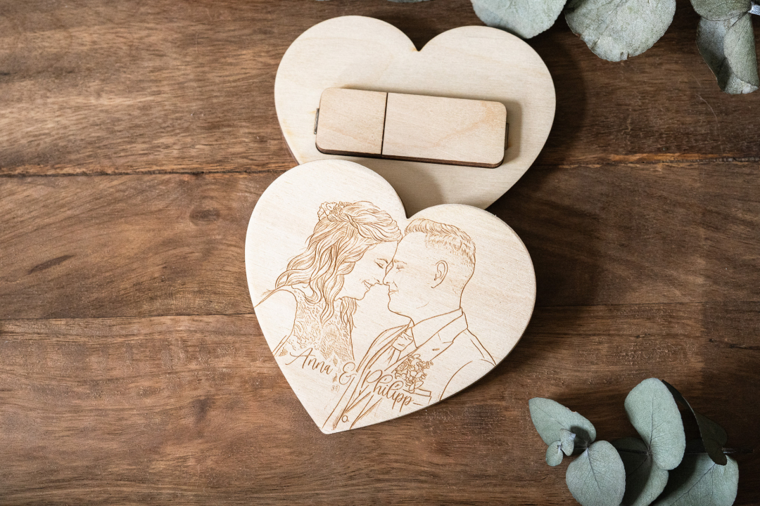 Set No.17 - USB-Stick mit Holzbox in Herzform – personalisiert mit Name