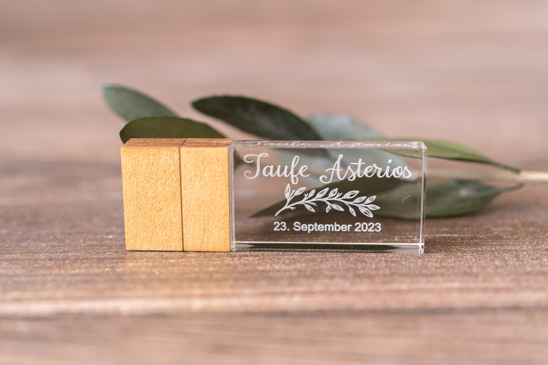 Personalisierter USB Stick aus Holz oder Acryl mit Namen, Datum und floralem Moti