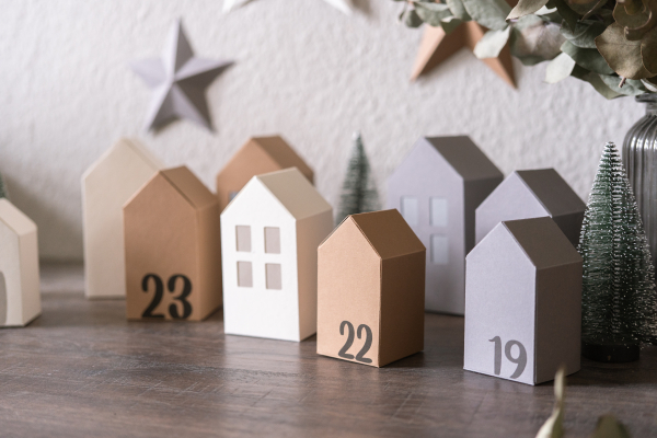 Adventskalender Häuser Set – 24 Papierhäuser mit Zahlen