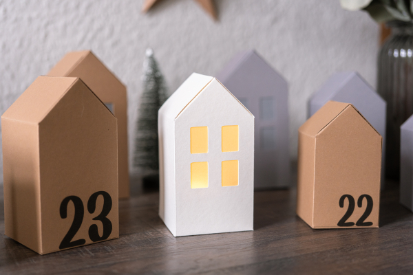 Adventskalender Häuser Set – 24 Papierhäuser mit Zahlen